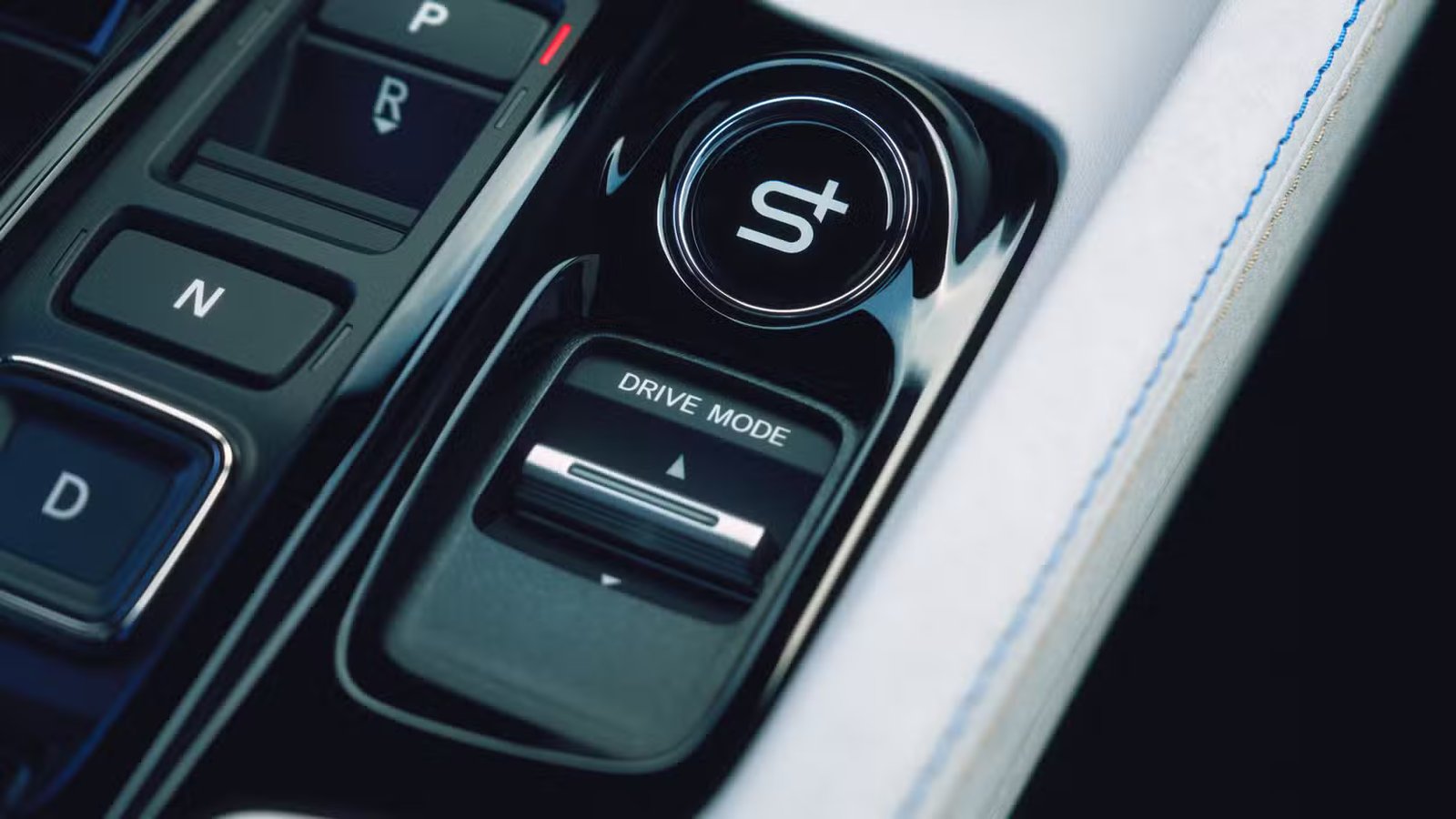 Gros plan des commandes du conducteur dans une Honda Prelude hybride 2026.