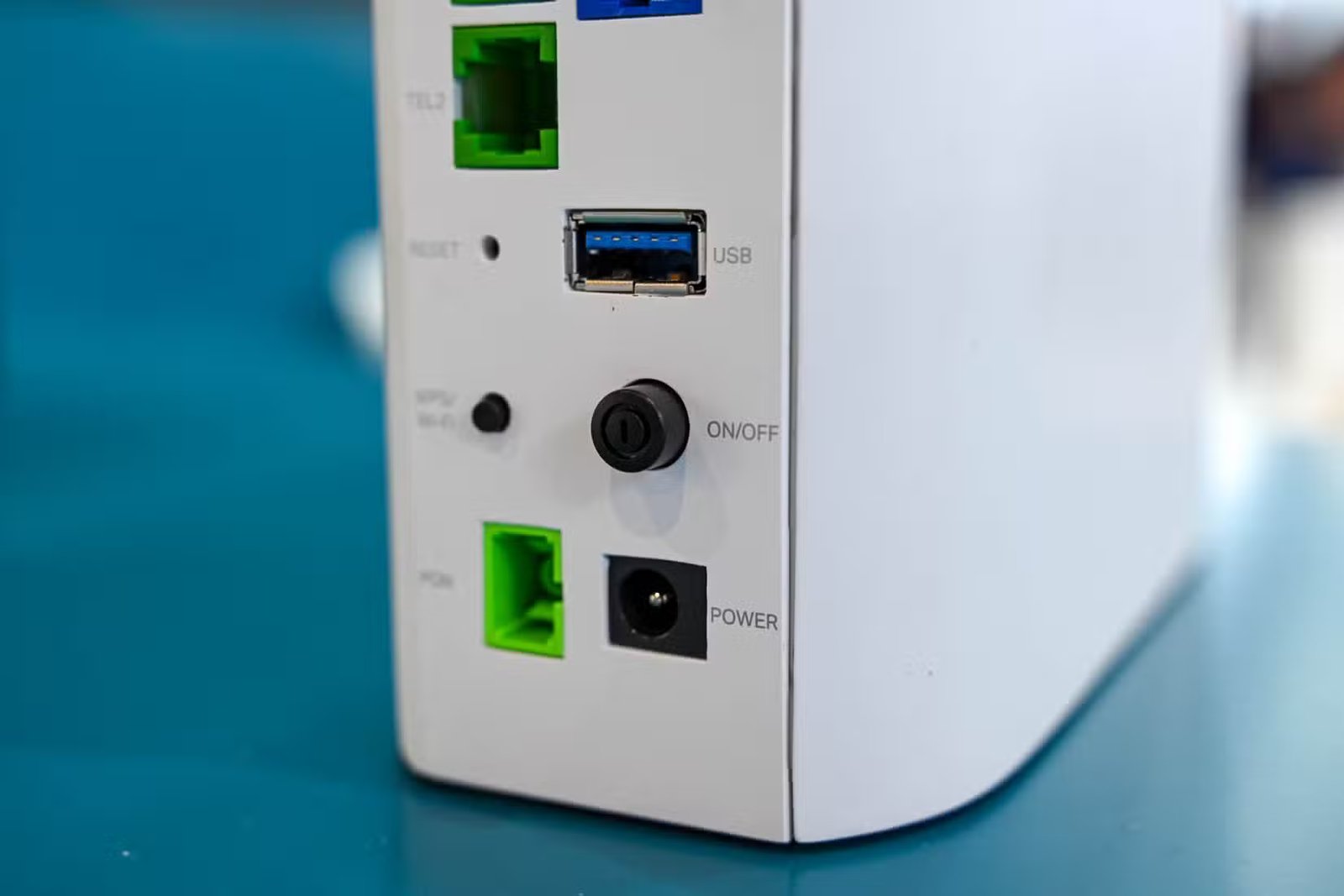 Prise d'alimentation et ports USB à l'arrière du routeur VoIP double bande WiFi 7 XGS PON BE7200.