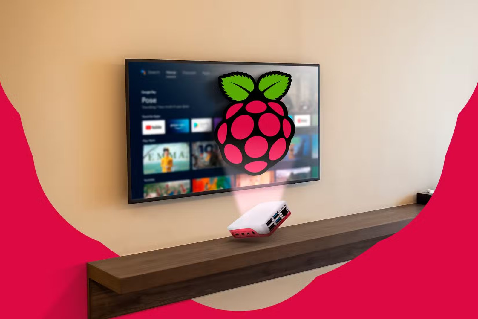 Un téléviseur Android au-dessus d'une étagère avec un Raspberry Pi et son logo au centre.