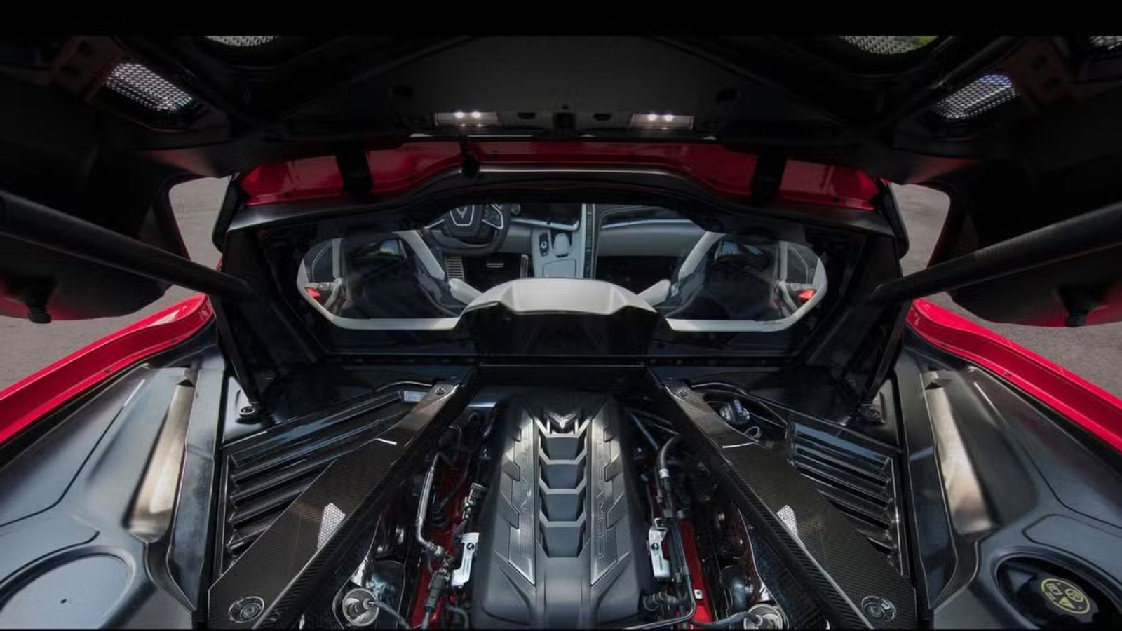 Gros plan du moteur d’une Chevrolet Corvette C8 Stingray 2020.