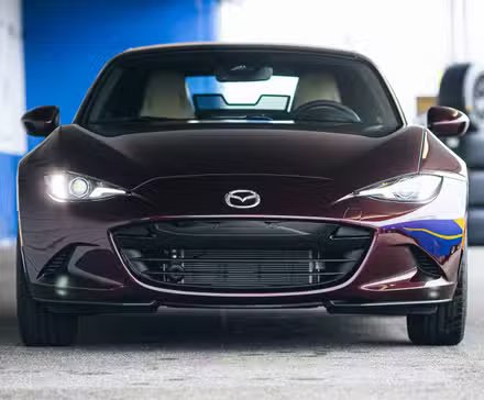 Photo frontale d'une Mazda MX-5 2025, édition 35e anniversaire