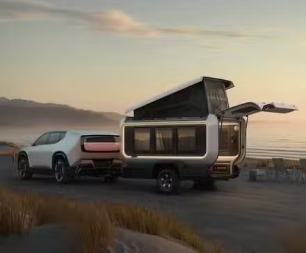 Prototype de station de base Honda vu de près avec son hayon et son toit relevés.