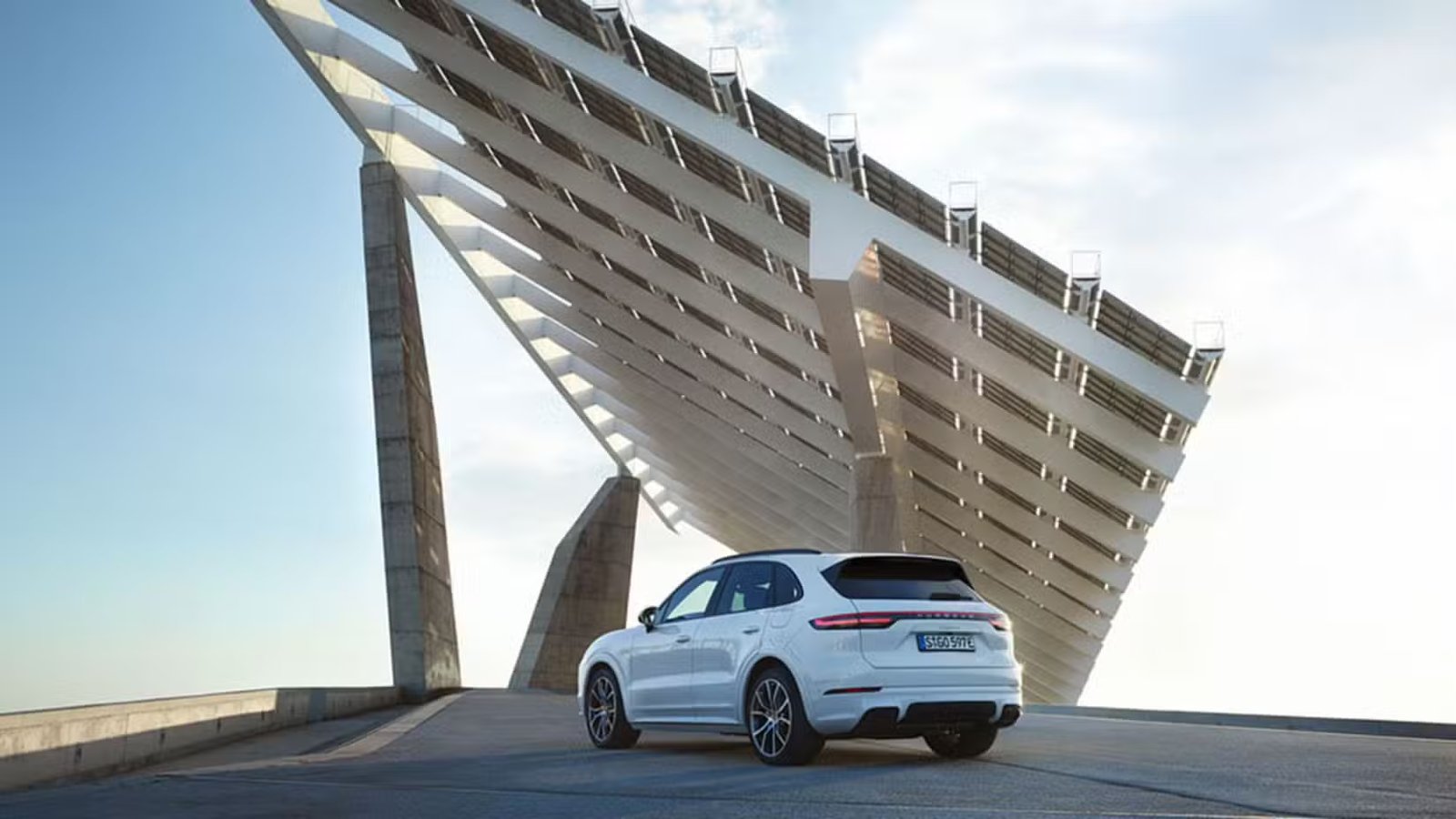 Plan 3/4 arrière statique d'une Porsche Cayenne E-Hybrid 2018 blanche.