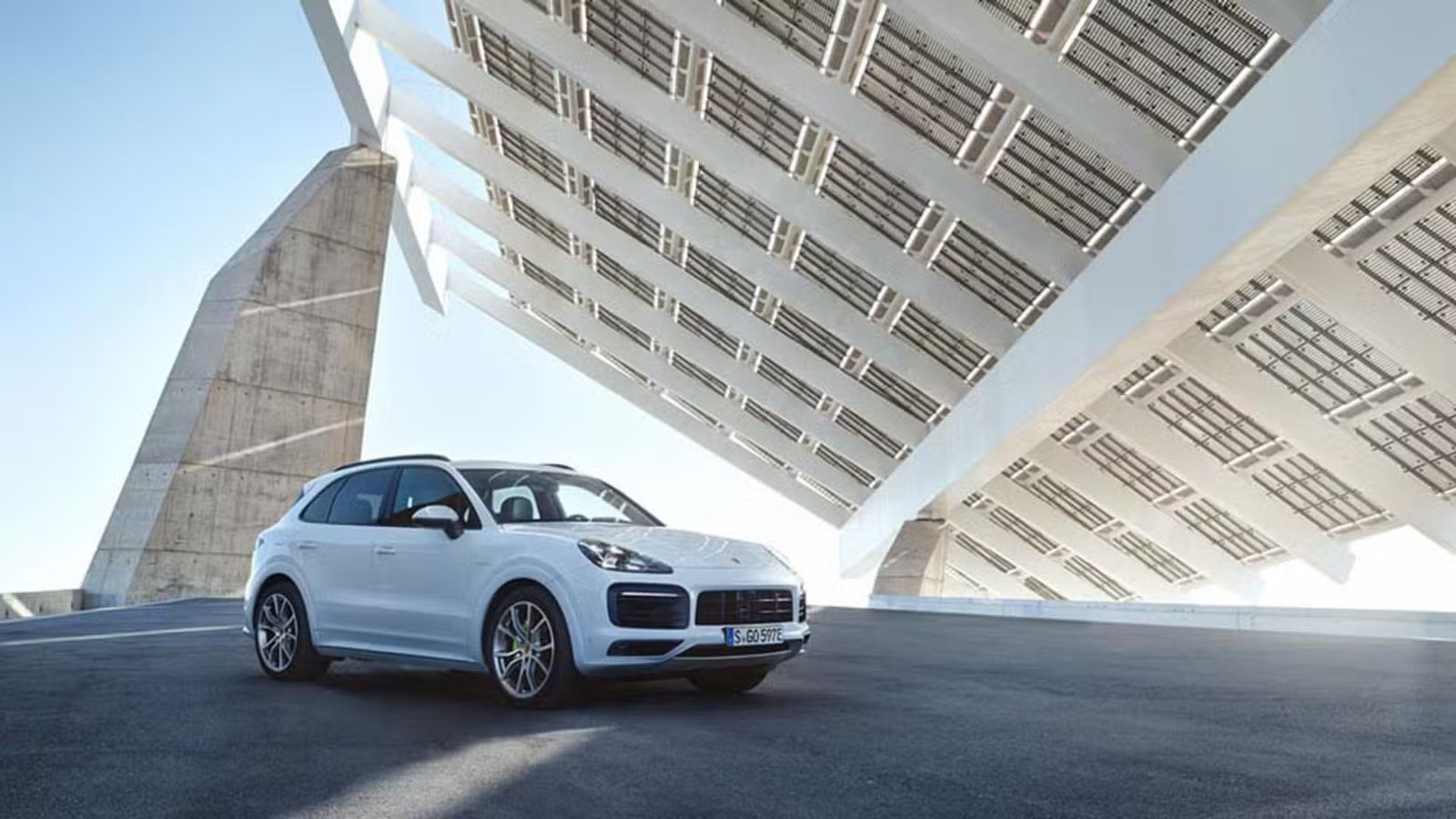 Plan statique 3/4 avant d'une Porsche Cayenne E-Hybrid 2018 blanche.