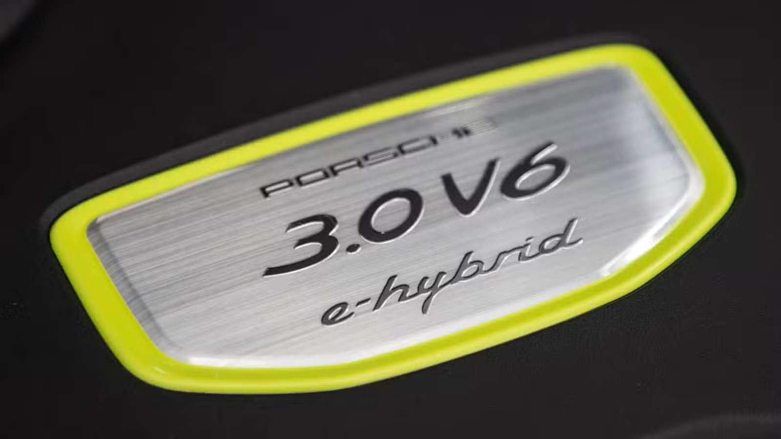 Gros plan des badges sur le moteur d’une Porsche Cayenne E-Hybrid 2019.