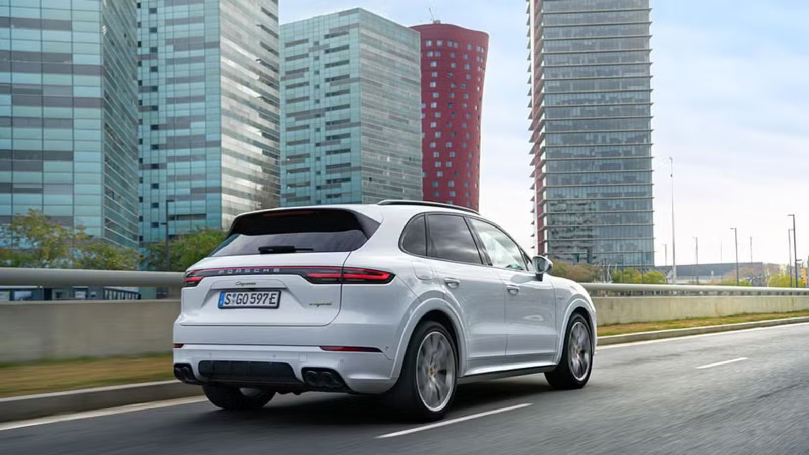 Plan 3/4 arrière dynamique d'une Porsche Cayenne E-Hybrid 2018 blanche.