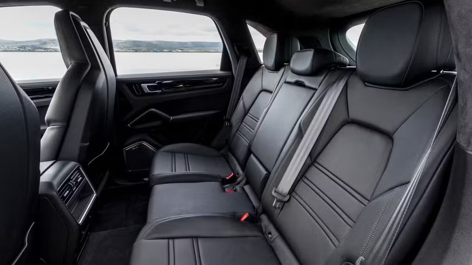 Photo des sièges arrière d'une Porsche Cayenne E-Hybrid 2019.