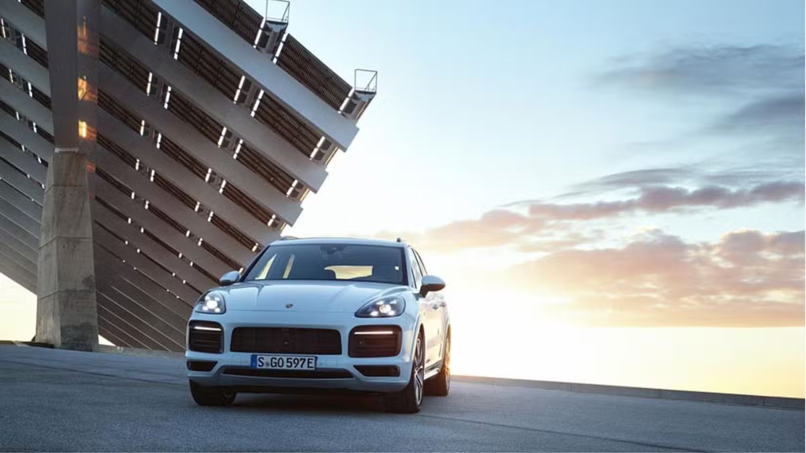Photo statique de l'avant d'une Porsche Cayenne E-Hybrid 2018 blanche.