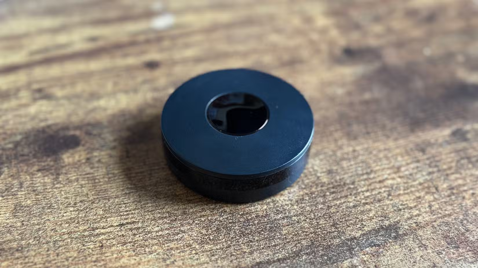 Tuya Wi-Fi IR Blaster sur un bureau en bois.