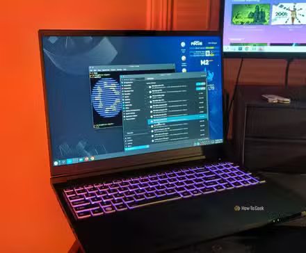 L'ordinateur portable Kubuntu Focus M2 Gen 6 sur un bureau avec un programme de mise à jour du logiciel et un terminal Linux ouvert.