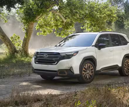Plan 3/4 avant d'une Subaru Forester 2025