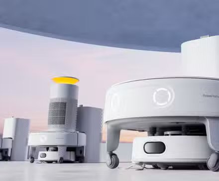 Aspirateur robot SwitchBot dans différentes configurations.