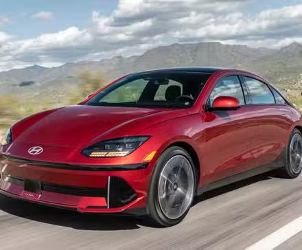 Vue du quart avant de la Hyundai Ioniq 6 2024