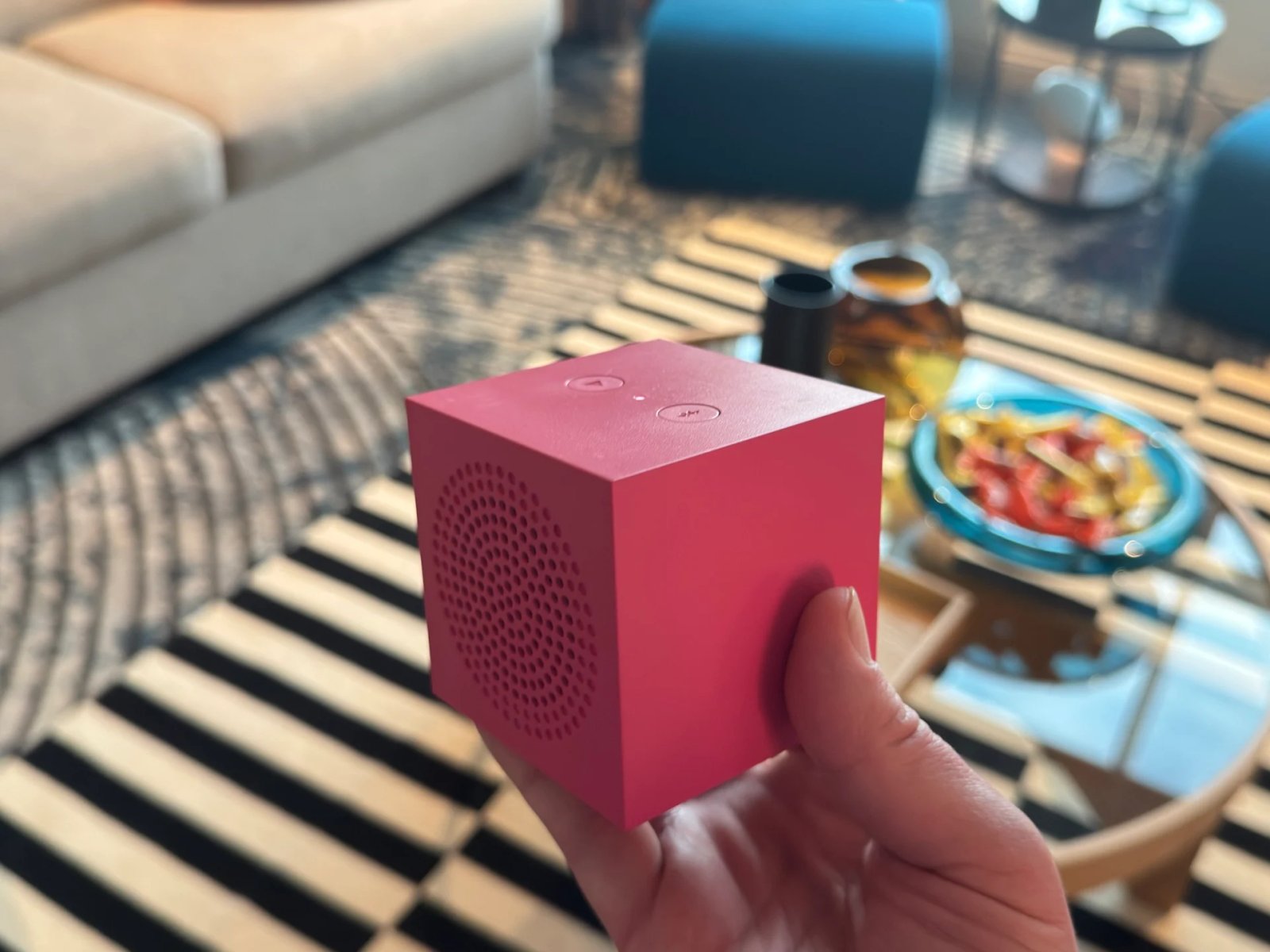 Une main tenant un seul haut-parleur Kallsup rouge