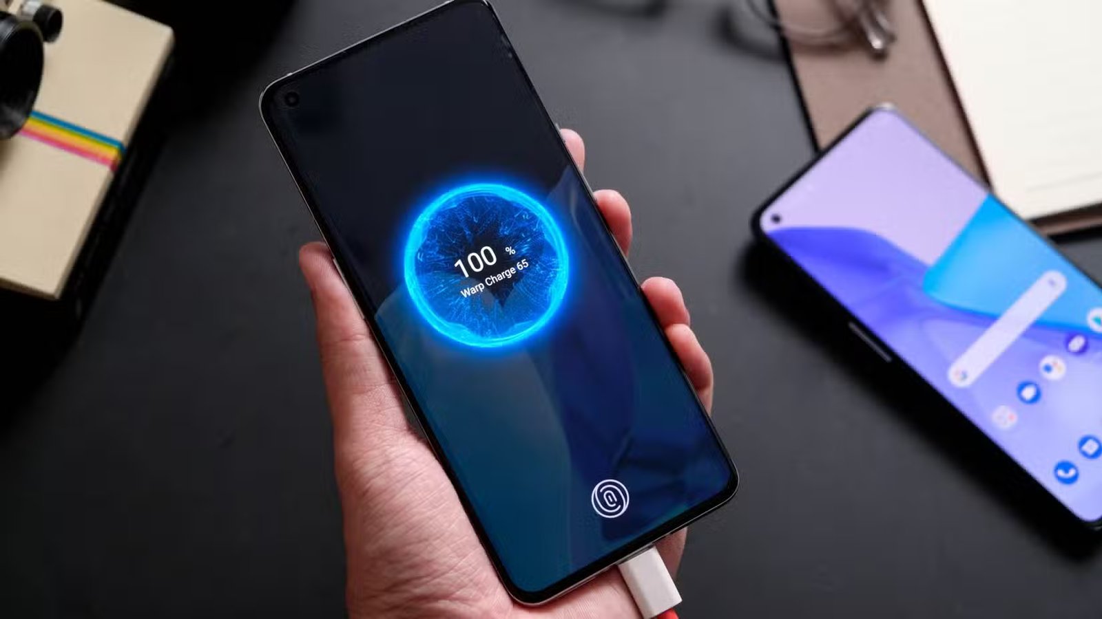 Un téléphone OnePlus utilisant Warp Charge.