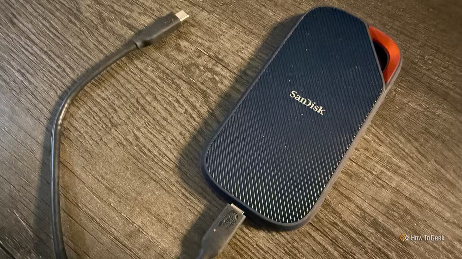 Le SSD portable SanDisk Extreme PRO avec USB4 et son câble USB-C.