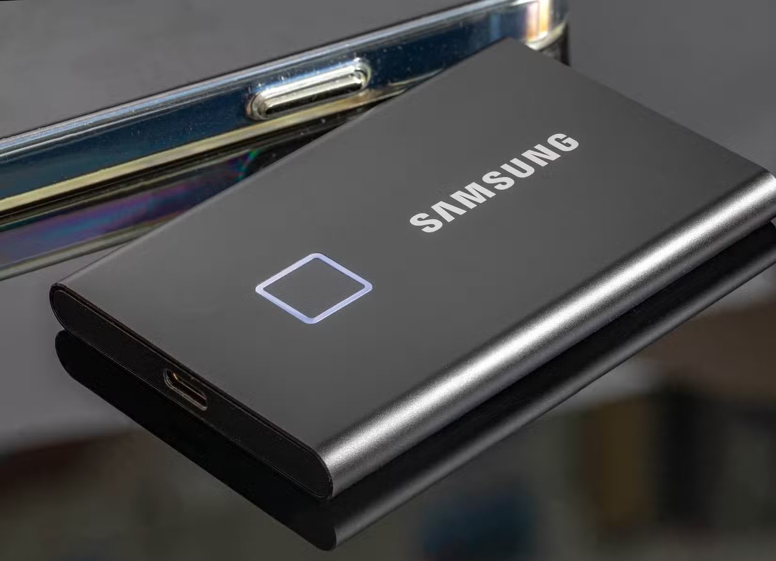 Gros plan d'un SSD Samsung T7 Touch.