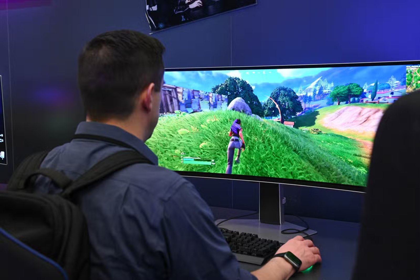 Personne jouant à Fortnite sur un moniteur incurvé Samsung Odyssey OLED G9 au CES 2024