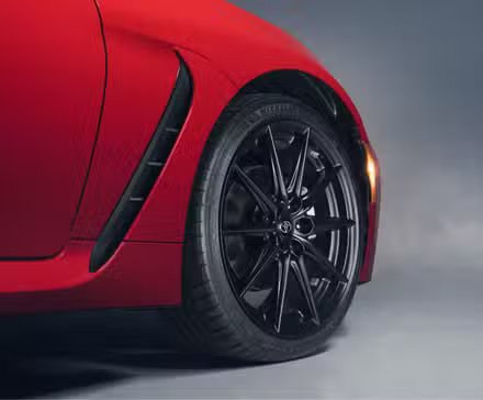 Gros plan de la roue en alliage sur une Toyota GR86 2022 rouge.