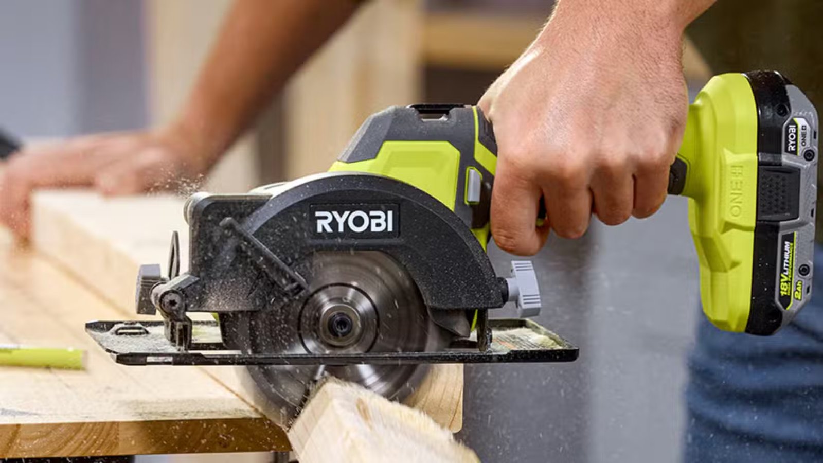 personne utilisant une scie à tronçonner Ryobi