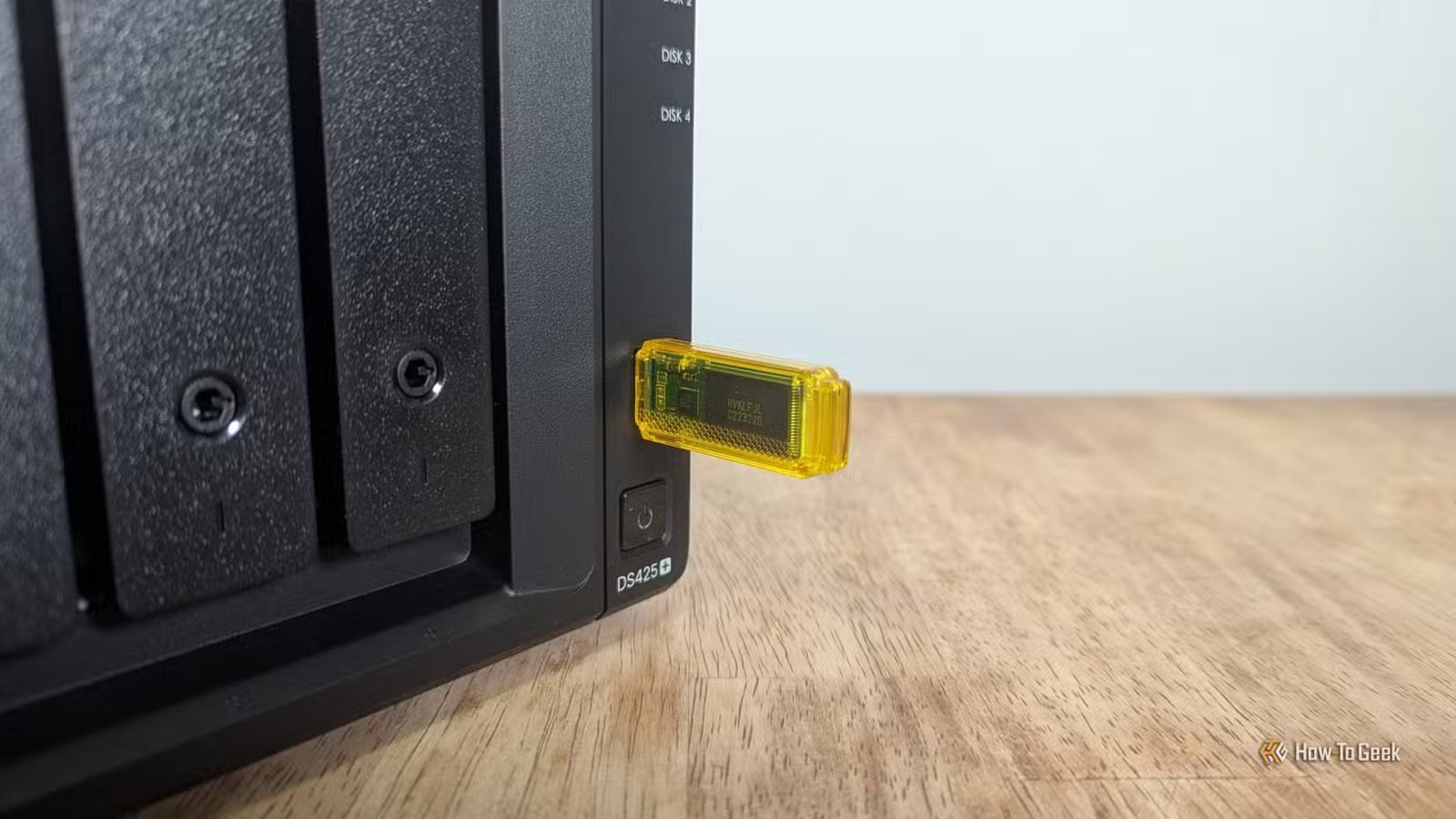 Clé USB branchée sur le port USB-A avant d'un NAS Synology DS425+.-2