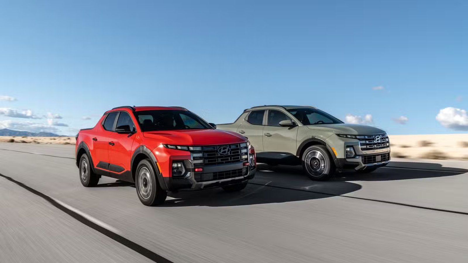 Plan roulant d'une Hyundai Santa Cruz Limited 2025 rouge et verte roulant côte à côte.