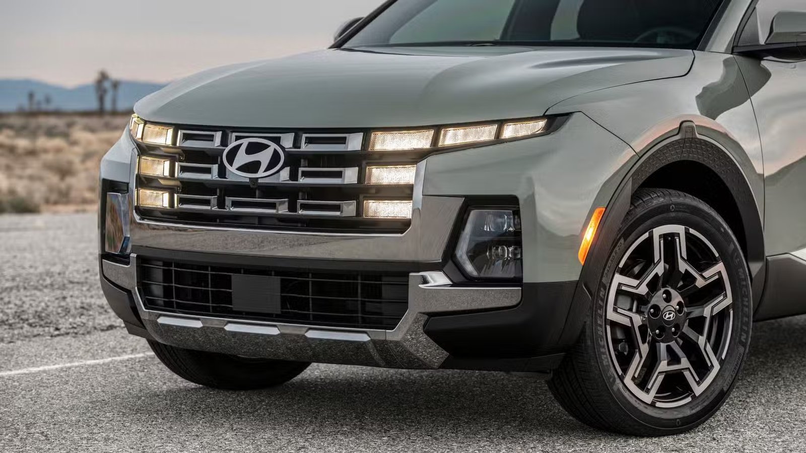 Gros plan de l’avant d’une Hyundai Santa Cruz Limited 2025 verte.