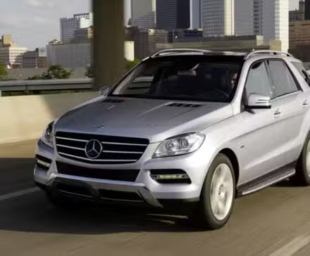 Vue du quart avant de la Mercedes-Benz ML 2104