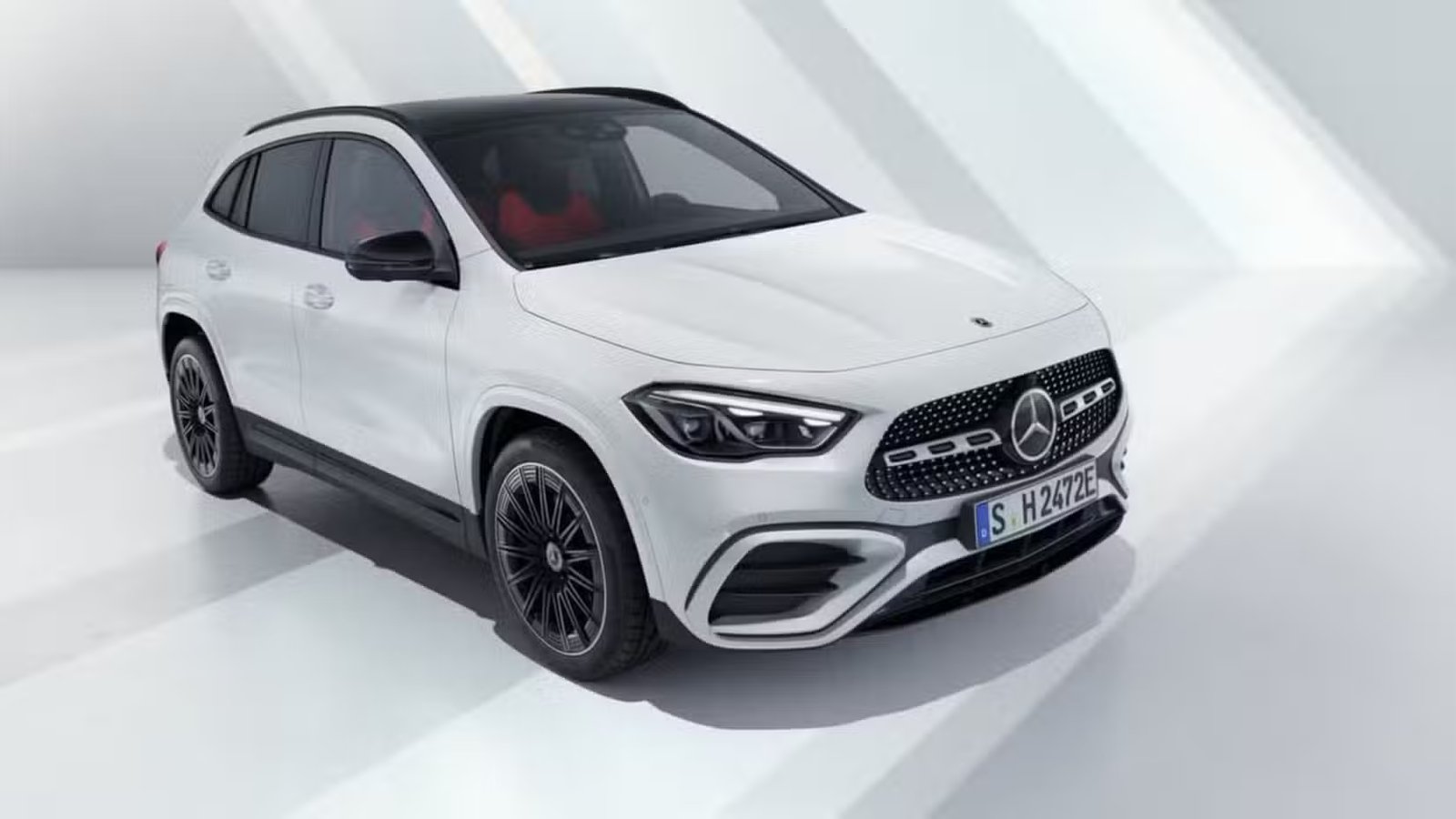 Angle 3/4 avant de la Mercedes-Benz Classe GLA 2024 en blanc