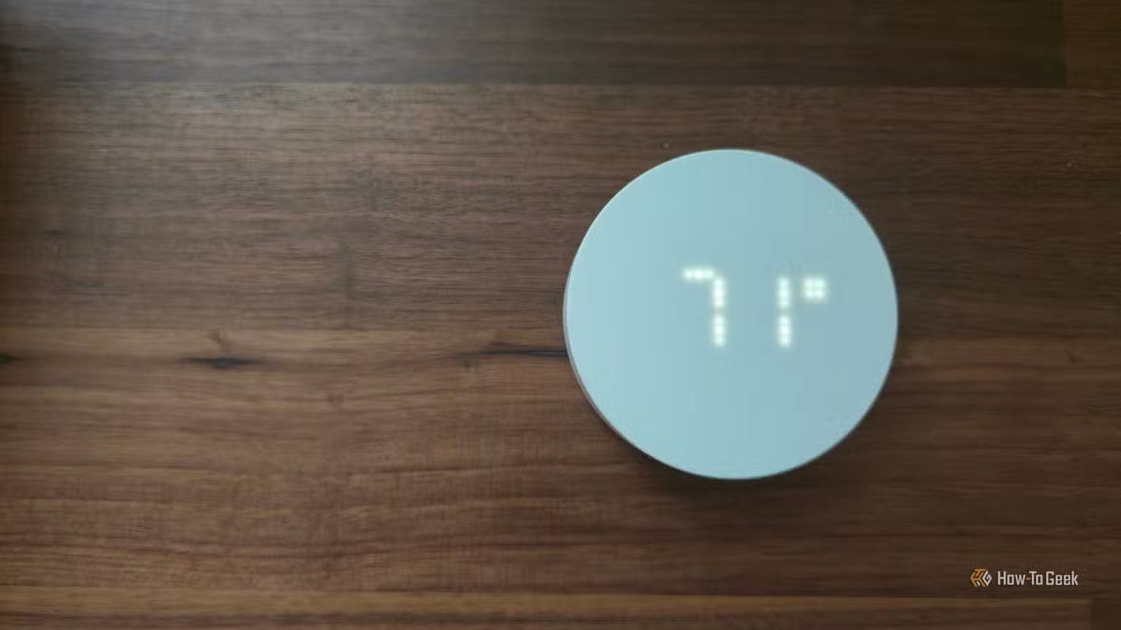 Capteur IKEA TIMMERFLOTTE sur un bureau et affichant la température.