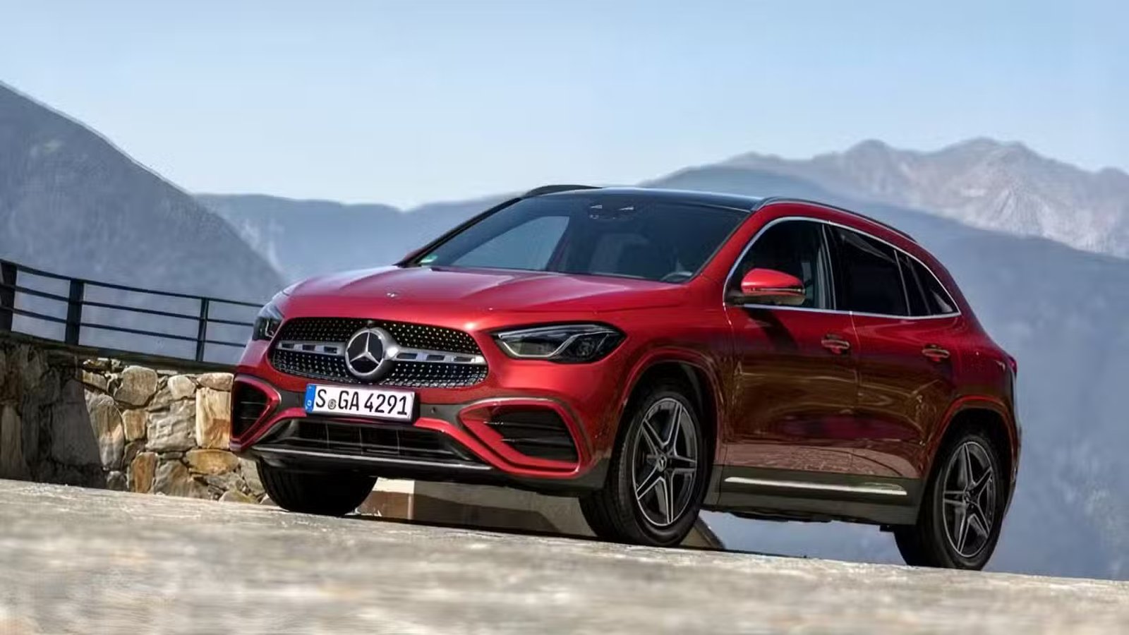 Vue 3/4 avant de la Mercedes-Benz Classe GLA 2026