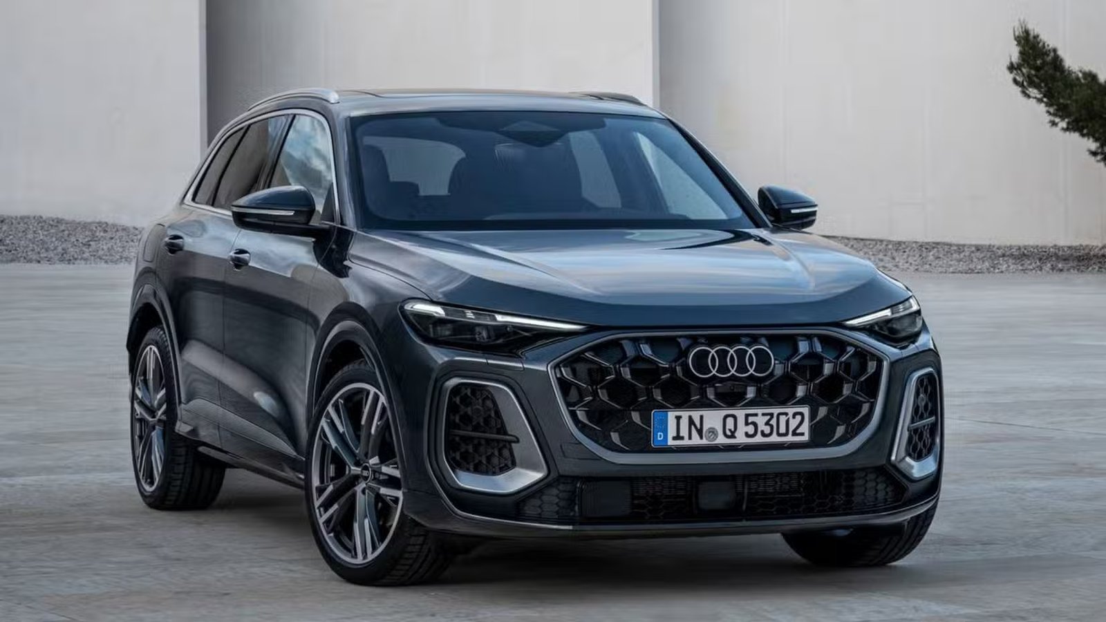 Plan statique 3/4 avant d'une Audi Q5 2025 grise.