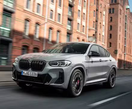 Plan 3/4 avant d'un BMW X4 2022