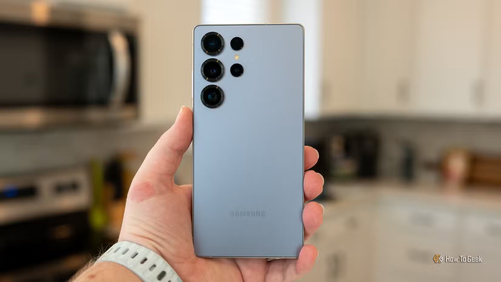 Personne tenant le Samsung Galaxy S25 Ultra montrant l’arrière de l’appareil.