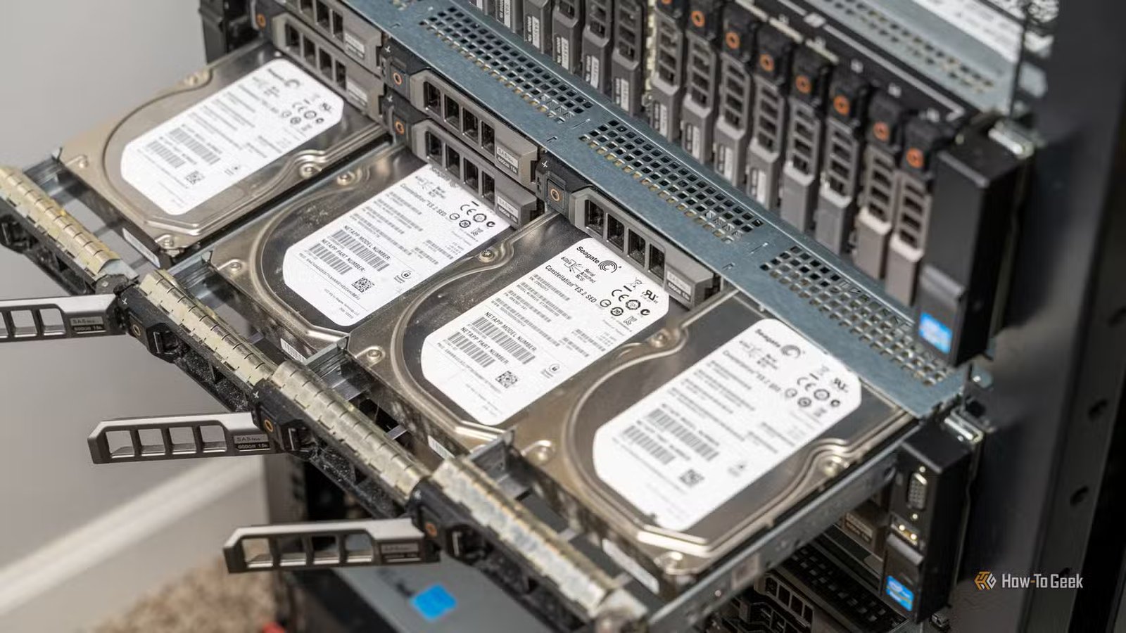 Quatre pilotes durs sortant d'un serveur monté en rack utilisé comme NAS.