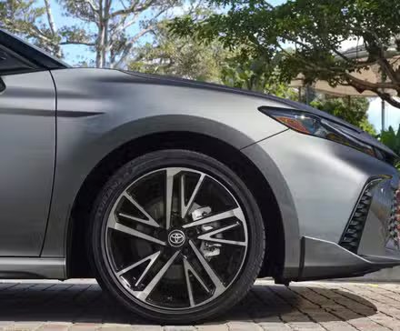 Gros plan de l’avant d’une Toyota Camry 2025