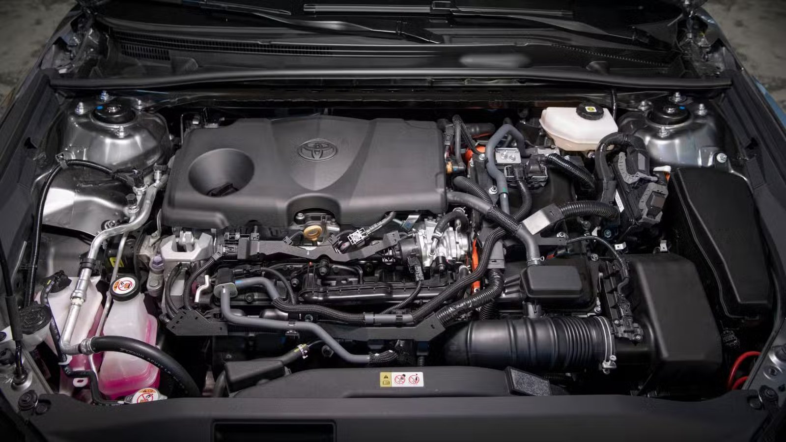 Gros plan du moteur sous le capot d’une Toyota Camry XSE 2026.