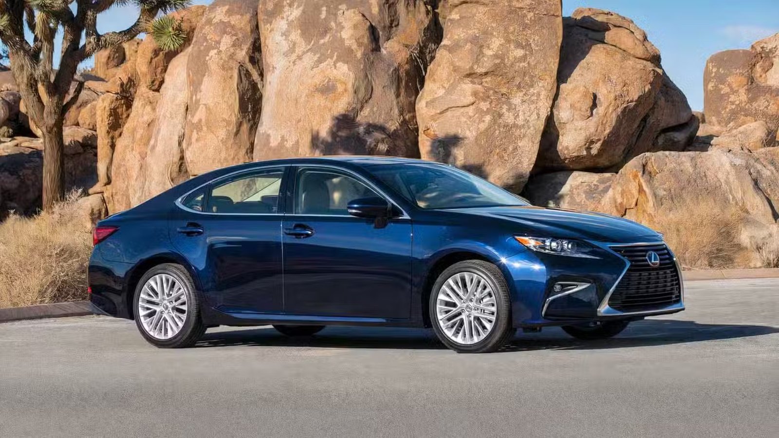 Plan 3/4 avant d'une Lexus ES 350 2017 en bleu garée