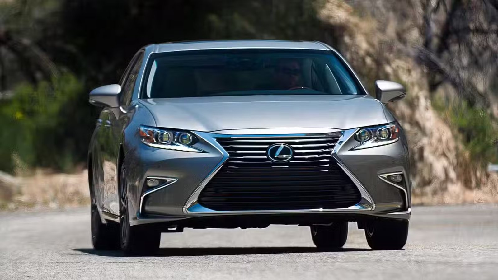 Photo d'action avant d'une Lexus ES 350 2017 argentée en train de rouler