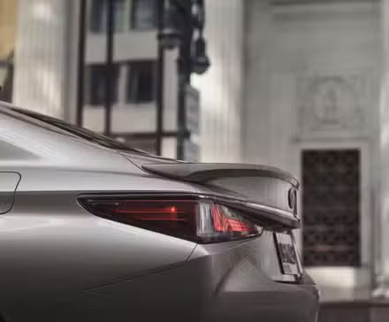 Gros plan de l’arrière d’une Lexus ES 2025