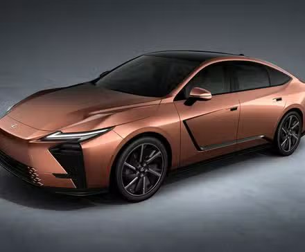 Plan 3/4 avant de la Lexus ES 2026 dans un studio sur fond gris et noir.