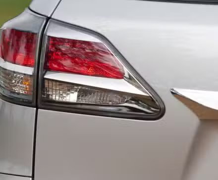Gros plan du feu arrière d’une Lexus RX 350 F Sport 2013 argentée.