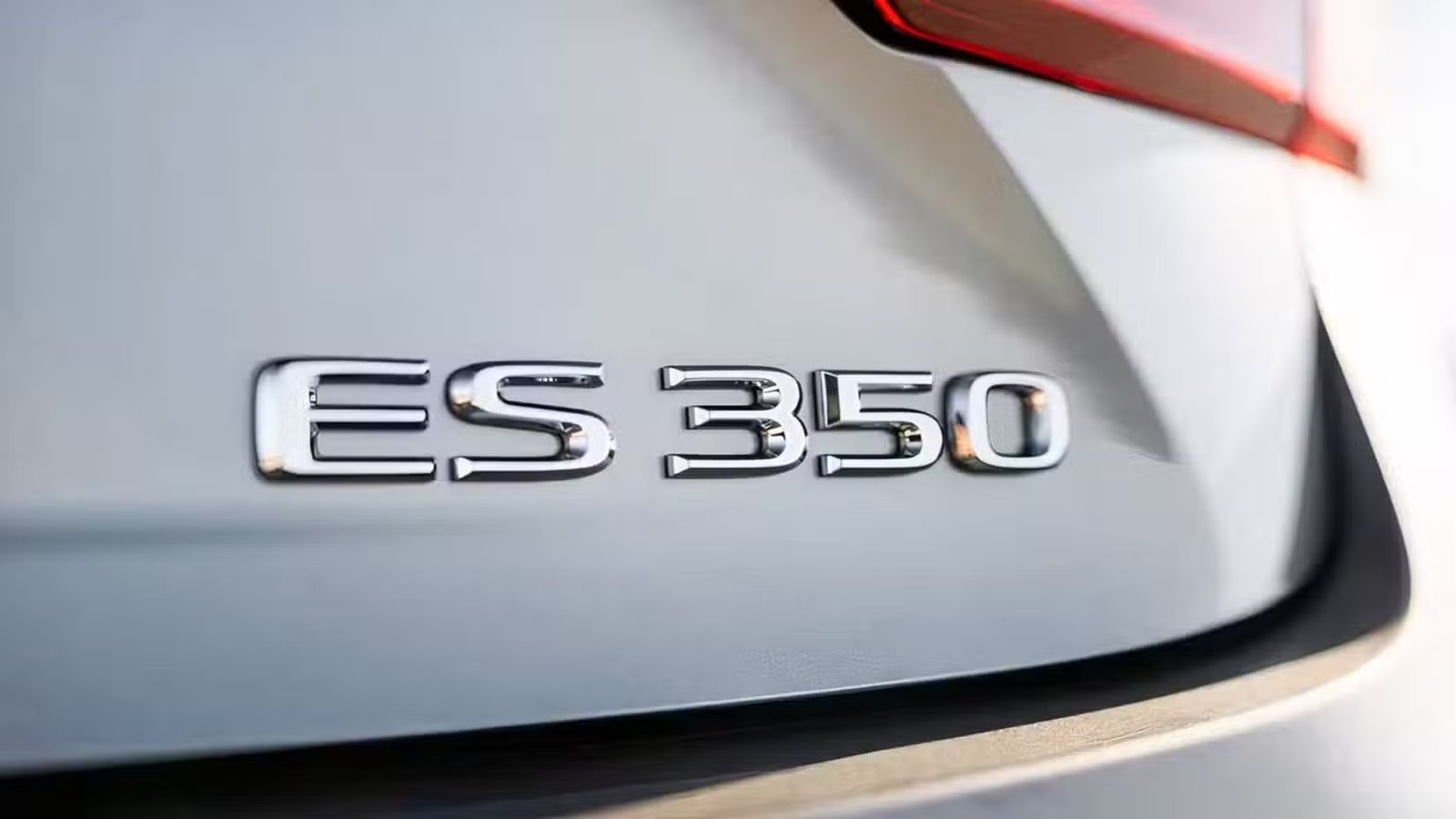 Gros plan de l'insigne arrière de la Lexus ES 350 2017