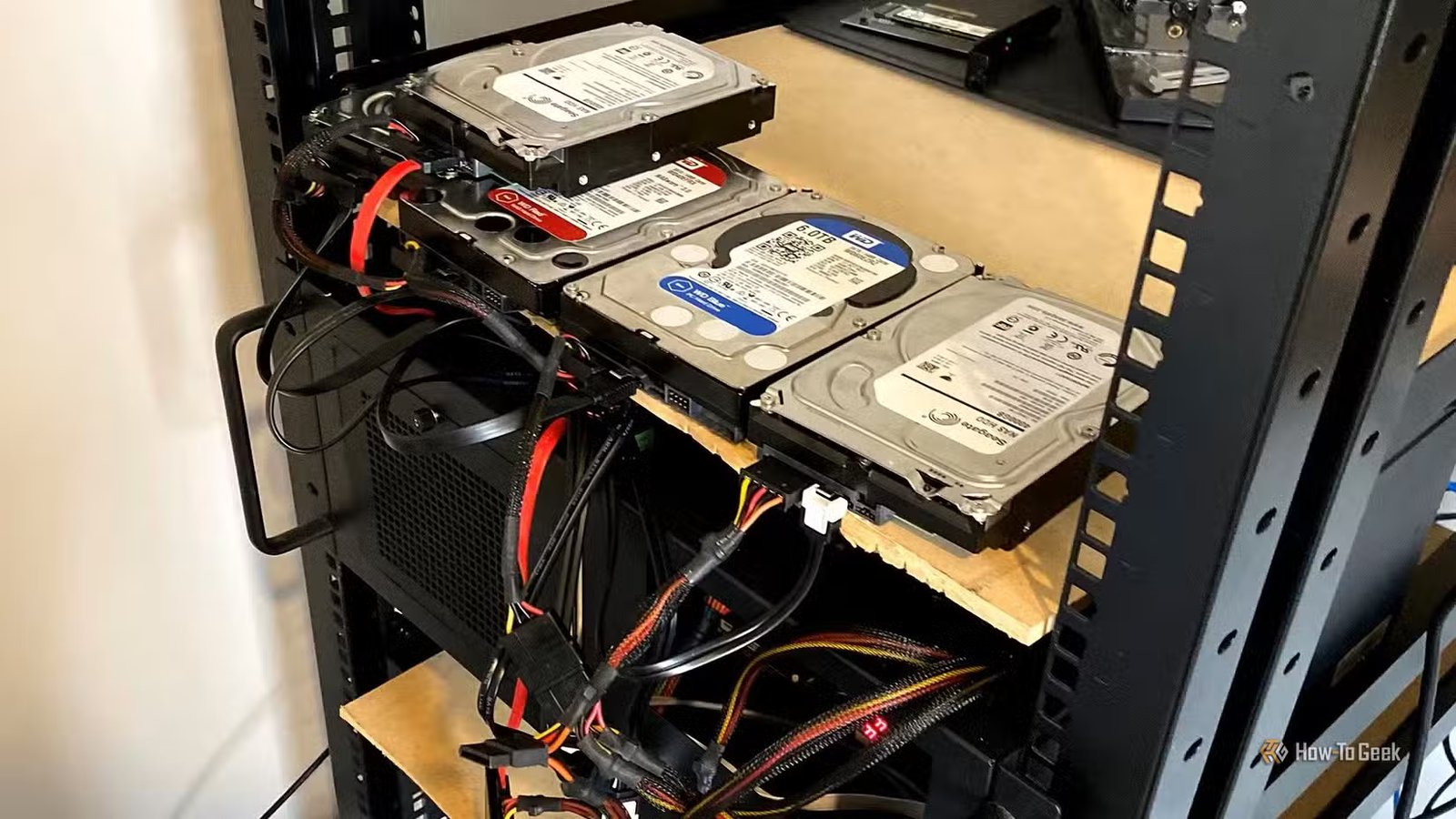 Disques durs mécaniques sur une étagère.