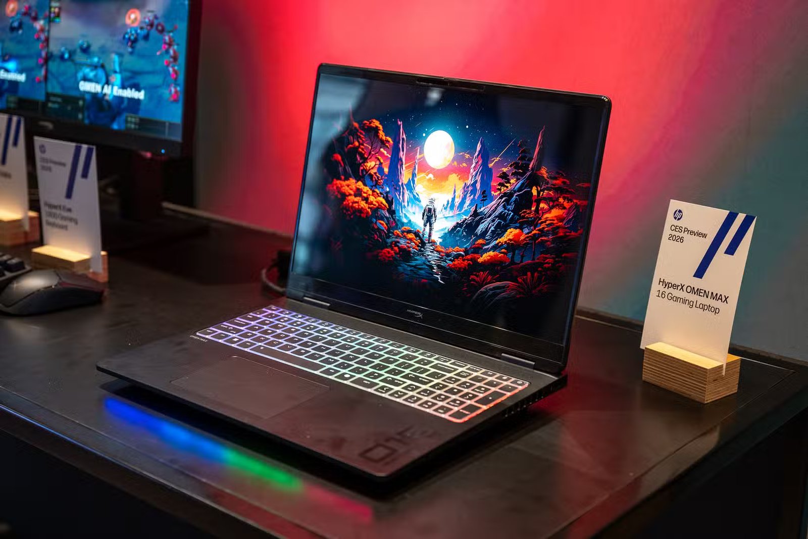 Ordinateur portable de jeu HyperX OMEN 16 posé sur une table.