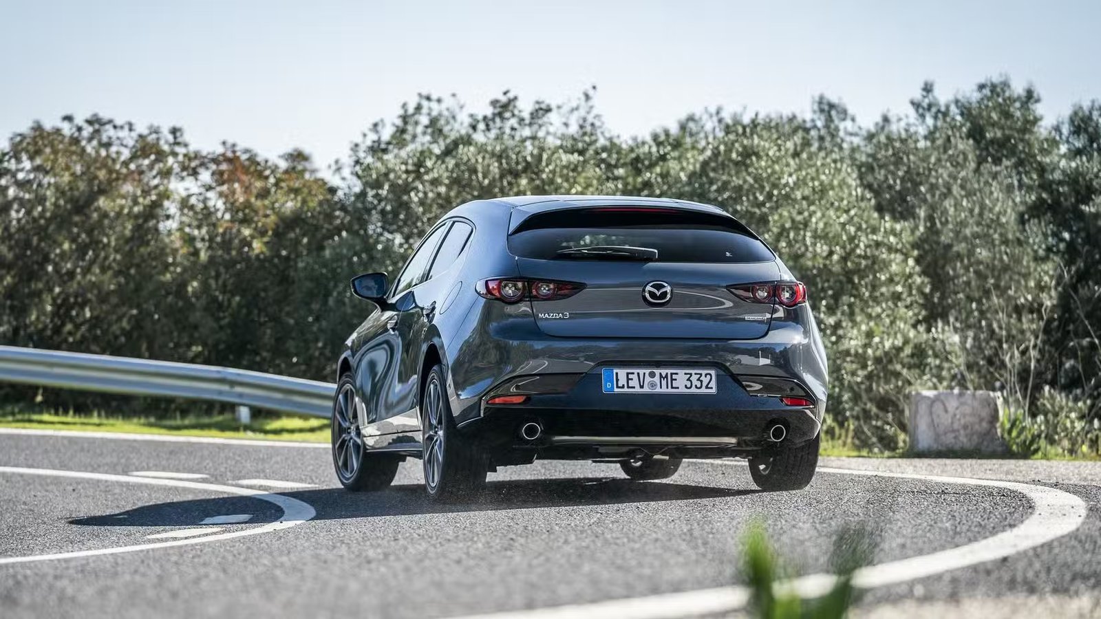 Plan d'action 3/4 arrière d'une Mazda 3 2025 