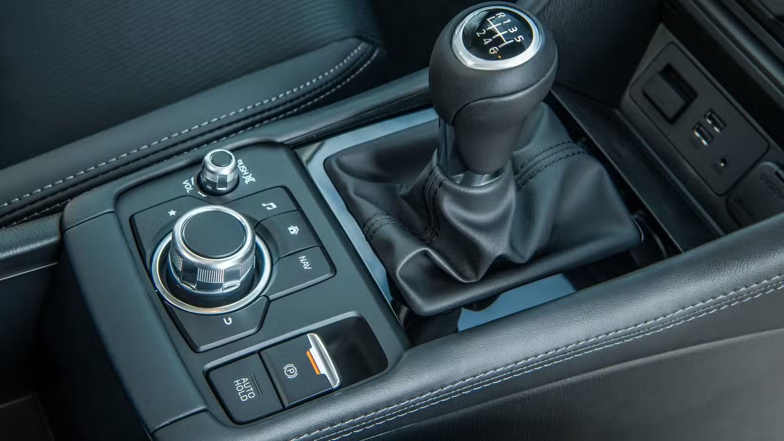 Gros plan de la console centrale d’un Mazda CX-3 2019