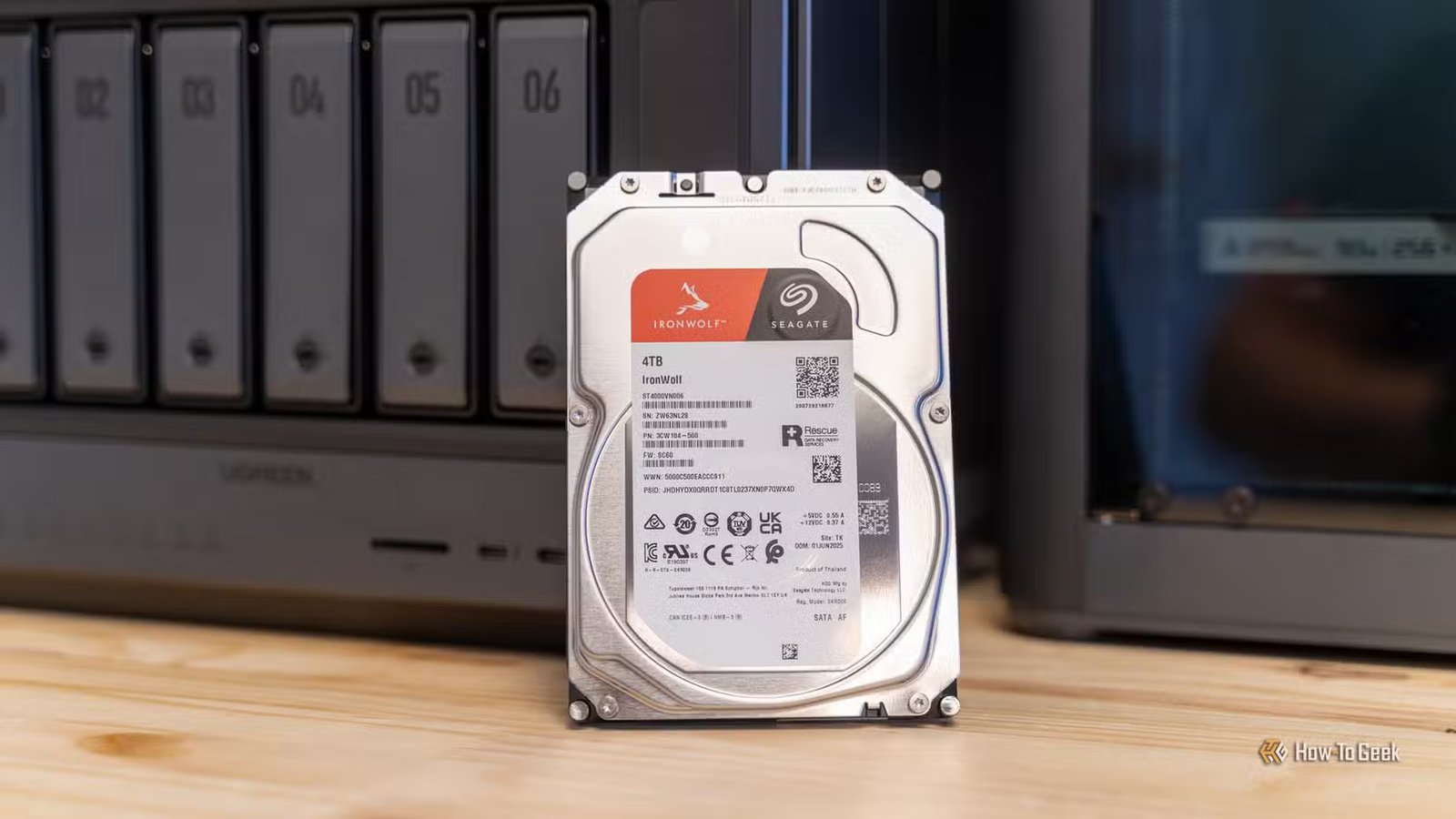 Plan large d'un disque dur Seagate IronWolf de 4 To posé devant le NAS Ugreen iDX6011 Pro.