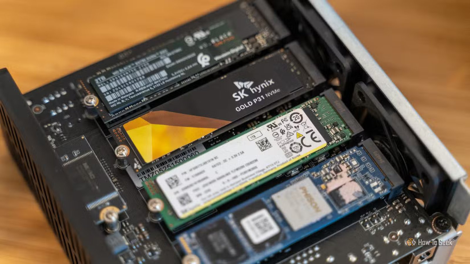 NAS SSD F4 de TerraMaster avec quatre SSD NVMe différents installés.