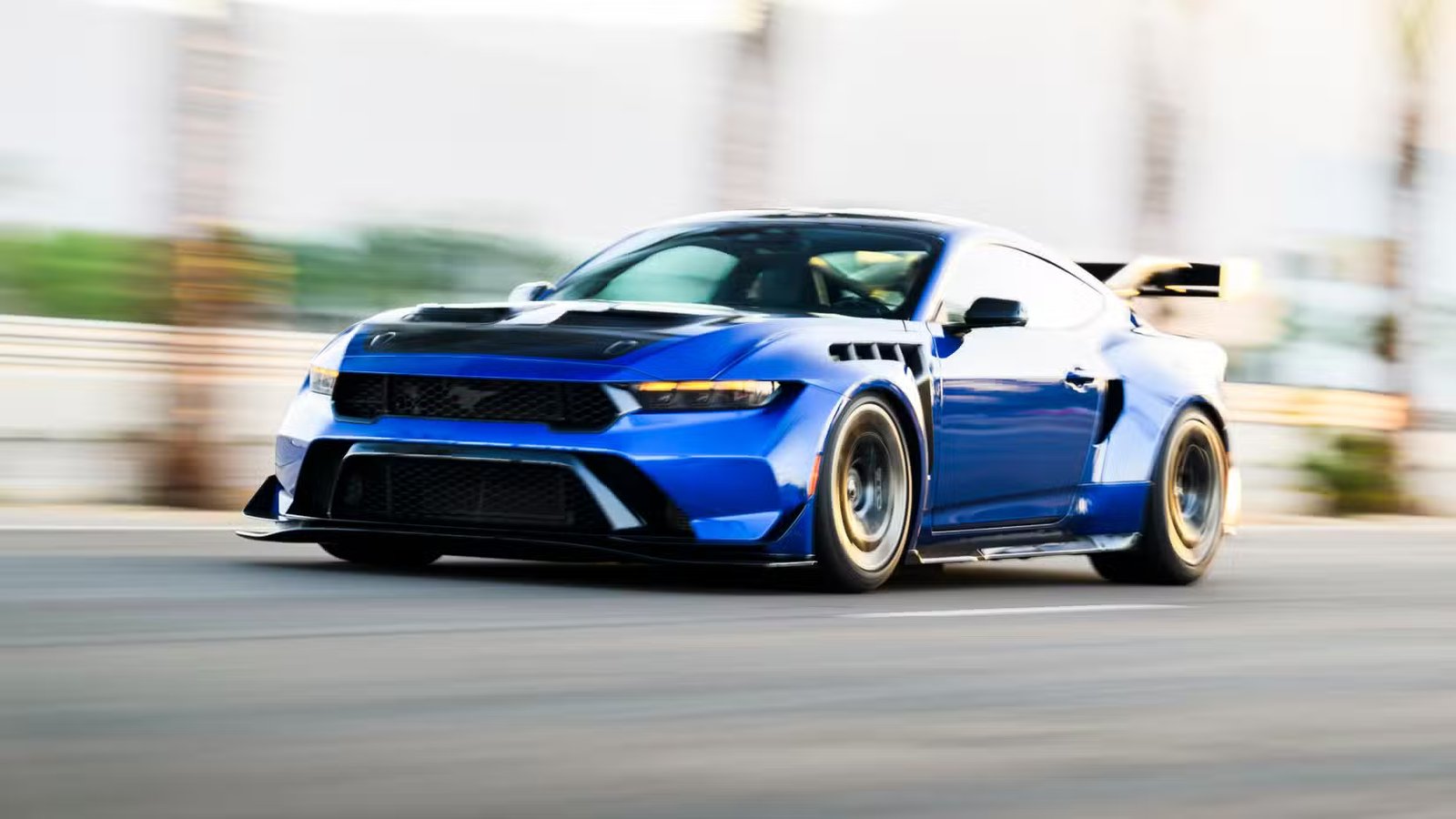Ford Mustang GTD avant 3/4 sur piste 2025